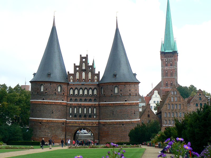 Holstentor und Petrikirche in Lübeck