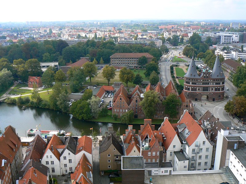 Holstentor und Trave in Lübeck