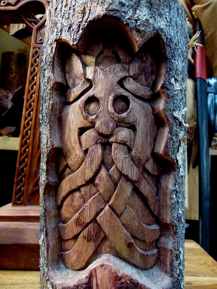 Keltische Eule als Holzschnitzerei