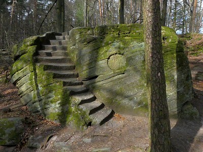 Felsen mit Treppe zu einer Opfermulde