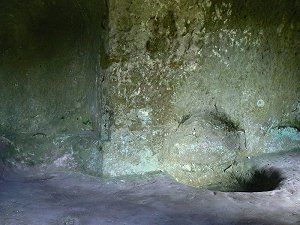 Steinbecken in einer Grotte der Externsteine