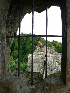Aussichtsplattform des Grottenfelsens vom Turmfelsen gesehen