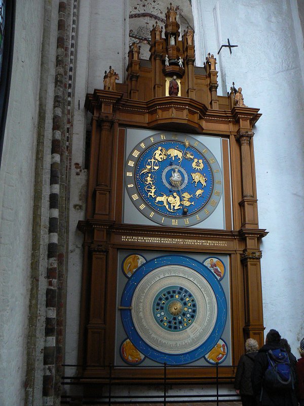 Astronomische und astrologische Kirchenuhr