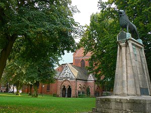 Denkmal für Heinrich den Löwen am Lübecker Dom