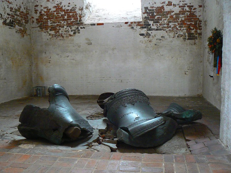 Zerborstene Glocken der Marienkirche in Lübeck