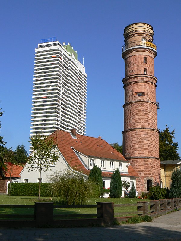 Leuchtturm und Hotel Maritim in Travemünde