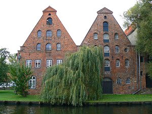 Historische Salzspeicher an der Obertrave