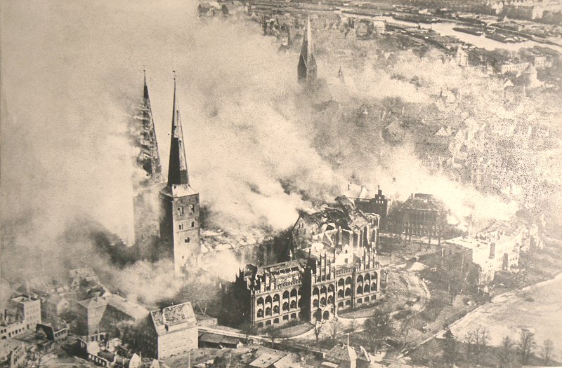 Die brennende Lübecker Altstadt 1942