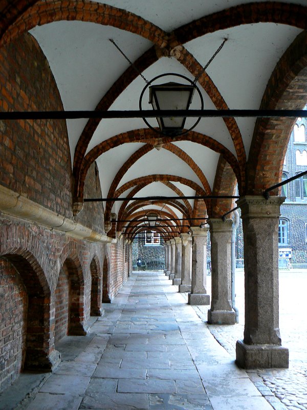 Arkaden am Lübecker Marktplatz hinter dem Rathaus