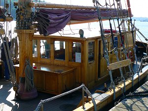 Altes Segelboot aus Holz