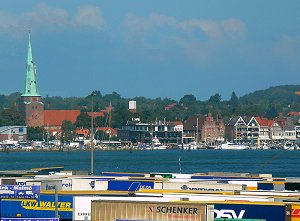 Travemünde - Kirche St. Lorenz - Ostpreußenkai (Vom Skandinavienkai aus gesehen)