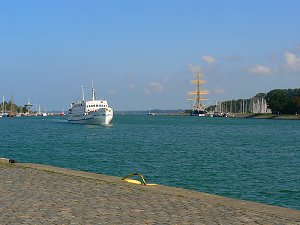 Travemündung in die Ostsee, Rechts die Halbinsel Priwall