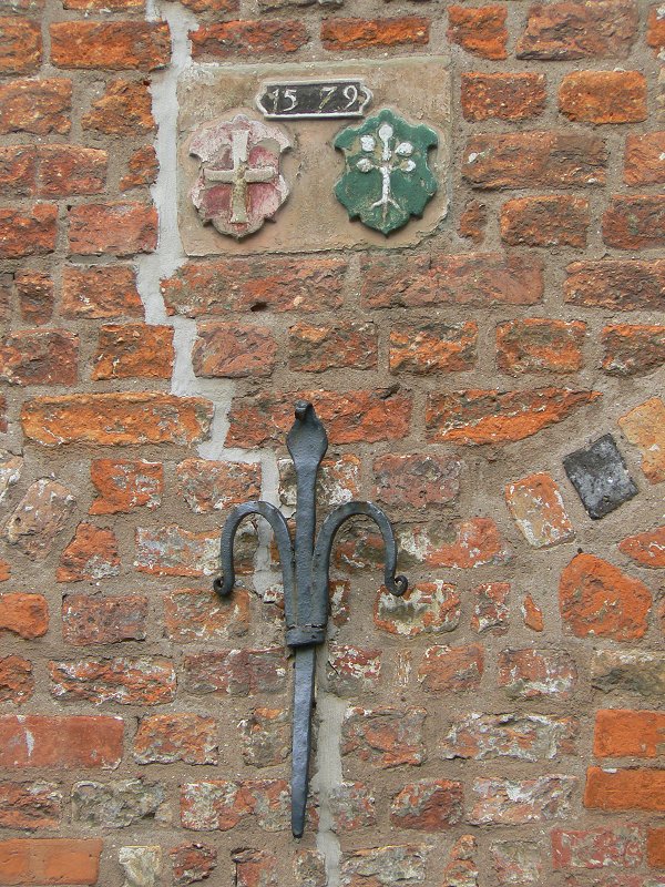 Historische Häuserzeilen an der Obertrave: Wappen