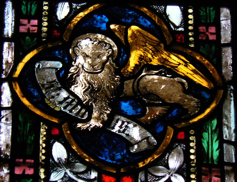 Neugotisches Buntglasfenster: Geflügelter Löwe, das Symbol für den Evangelisten Markus