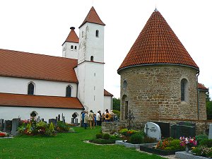 Perschen: Kirche mit Friedhof und Karner (Beinhaus,Ossarium)