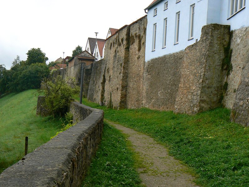 Nabburg: Zwingerweg zwischen Zwingermauer und Hauptmauer (Stadtmauer)