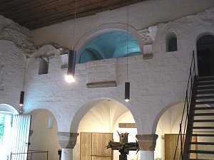 Empore Steingewölbe mit Würfelkapitellen