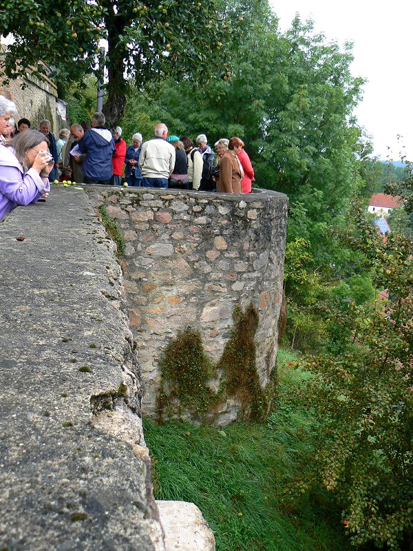 Katzenköpfe auf der Stadtmauer