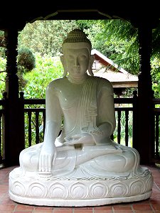 Weißer Buddha, Keramik oder Plastik?