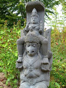 Vermutlich der Gott Vishnu auf seinem Reittier, dem Adler Garuda