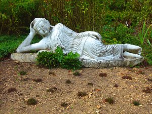 Ein liegender Buddha aus Marmor