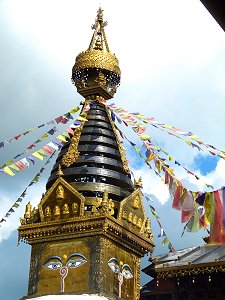 Gebetsfahnen am Türmchen der Stupa