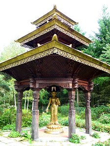 Pagode mit Statue
