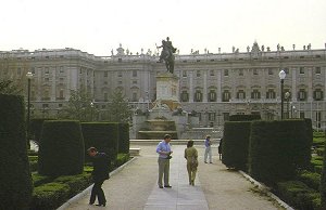 Vor dem Königspalast