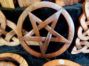 Holzschnitzerei: Pentagramm oder Drudenfuss