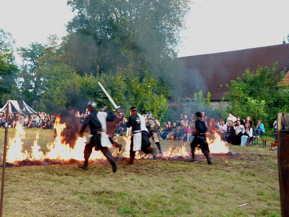 Schwertkampf durchs Feuer