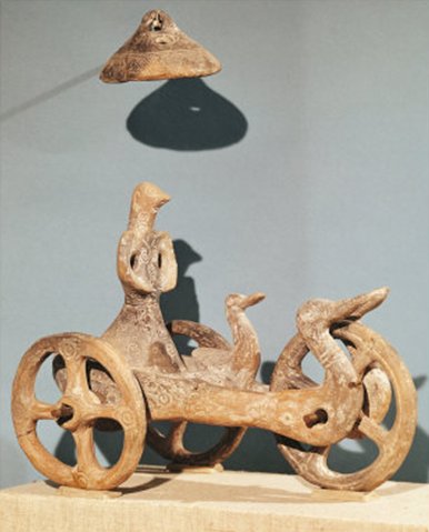 Bronzezeitlicher Göttlicher Kultwagen mit darüberschwebendem UFO